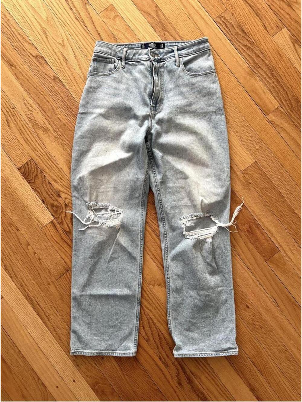 💙 Hollister High Rise Distressed Jeans 💙